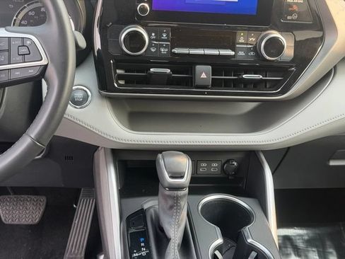 Used 2023 Toyota Highlander LE AWD/4WD image 16