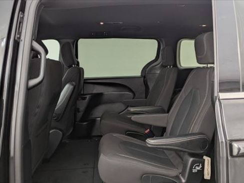 Used 2023 Chrysler Pacifica Touring FWD image 16