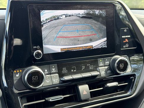 Used 2023 Toyota Highlander XLE image 11