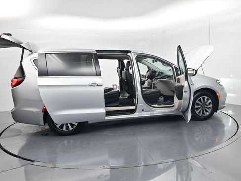 Used 2024 Chrysler Pacifica Limited FWD image 66