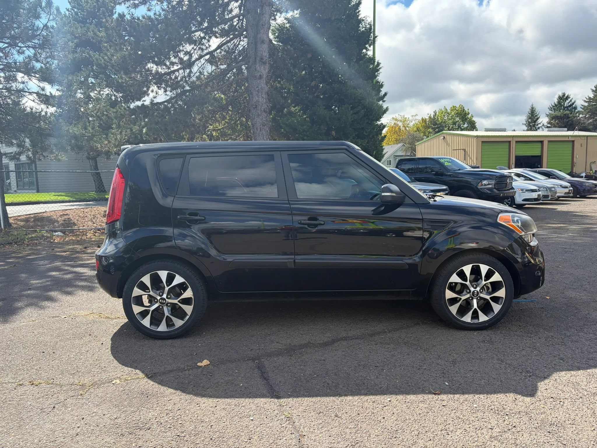 Used 2012 Kia Soul ! w/ Premium Pkg FWD image 2