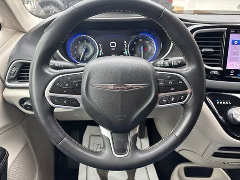 Used 2022 Chrysler Pacifica Touring-L FWD image 40