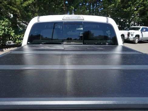 Used 2018 Toyota Tacoma SR5 AWD/4WD image 9
