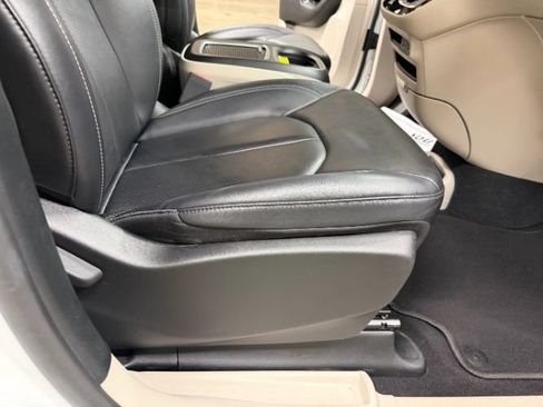 Used 2024 Chrysler Pacifica Limited FWD image 33