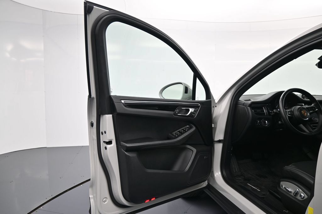 Certified 2024 Porsche Macan AWD/4WD image 16