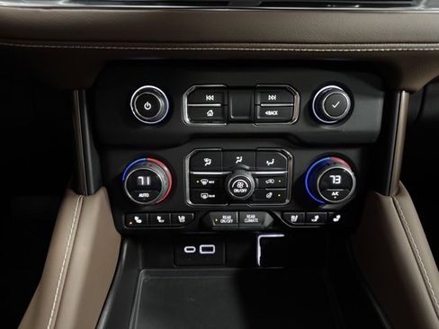 Used 2023 Chevrolet Suburban High Country w/ Advanced Technology Package image 27