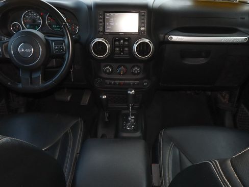 Used 2018 Jeep Wrangler Unlimited Rubicon w/ Connectivity Group AWD/4WD image 12