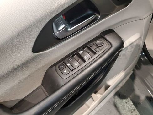 Used 2023 Chrysler Pacifica Touring-L FWD image 13