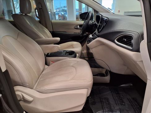 Used 2021 Chrysler Pacifica Touring-L w/ Uconnect Theater Family Group image 10