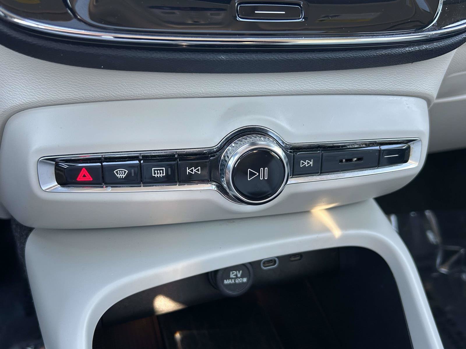 Certified 2024 Volvo XC40 B5 Plus w/ Climate Package AWD/4WD image 23