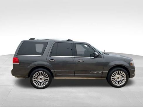 Used 2017 Lincoln Navigator Reserve image 10