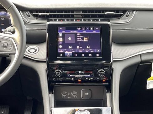 Used 2025 Jeep Grand Cherokee Laredo X AWD/4WD image 15