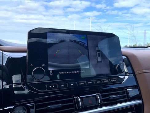 Used 2025 Nissan Pathfinder Platinum image 24