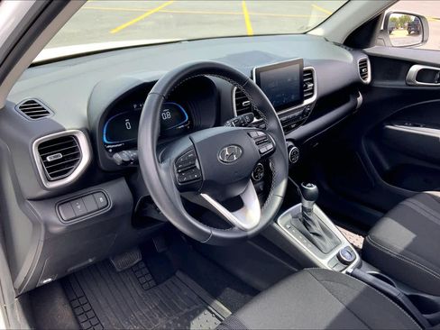 Used 2025 Hyundai Venue SEL FWD image 18