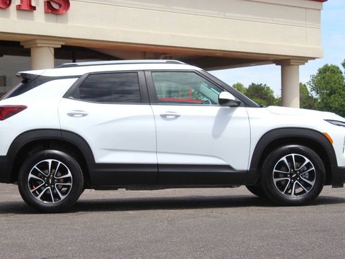Used 2025 Chevrolet TrailBlazer LT FWD image 3