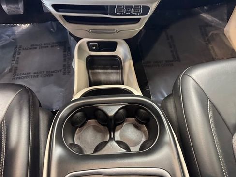 Used 2023 Chrysler Pacifica Touring-L image 14