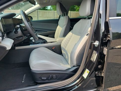Used 2025 Hyundai Elantra Limited FWD image 16