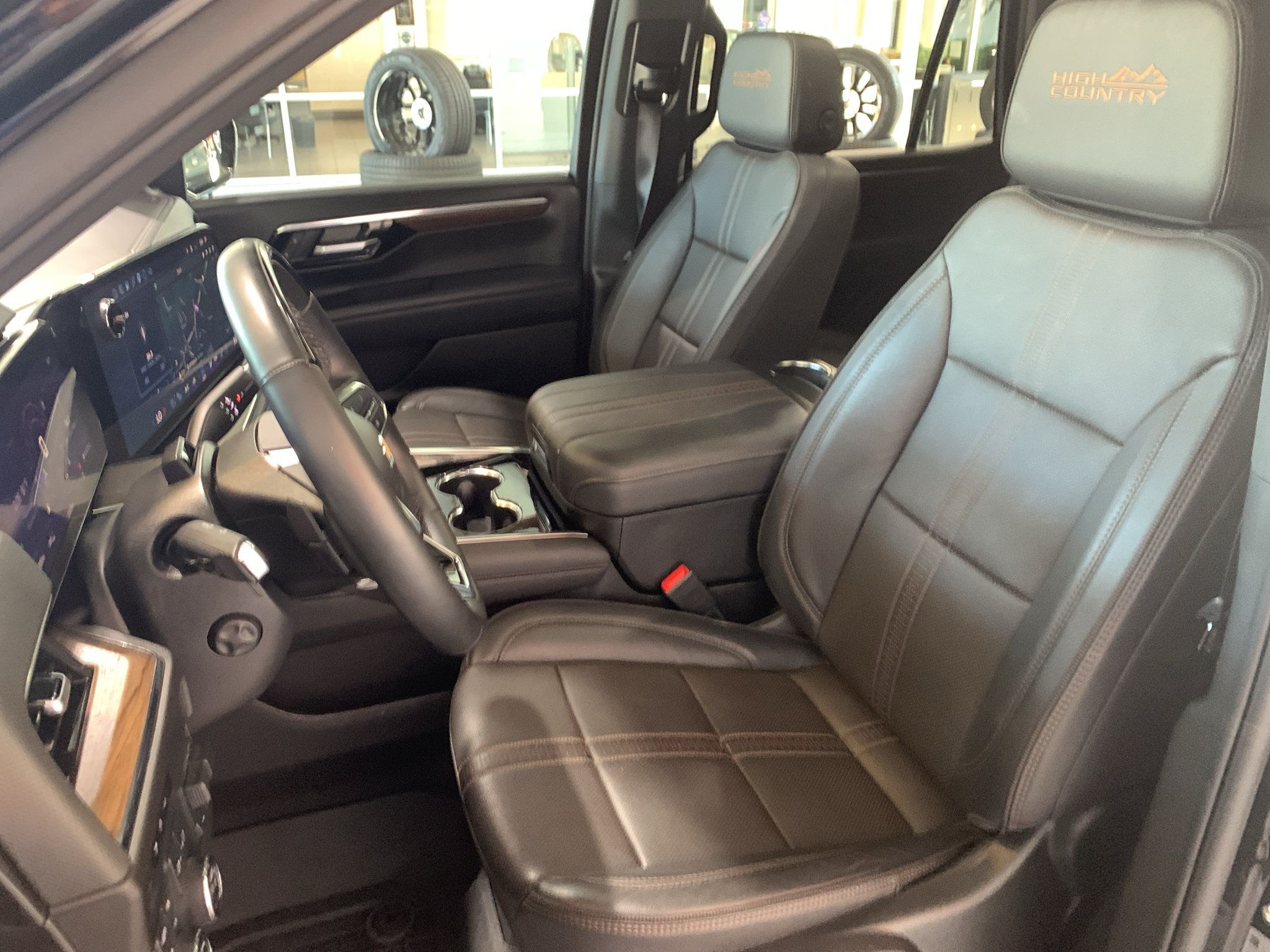 Used 2025 Chevrolet Tahoe High Country AWD/4WD image 16