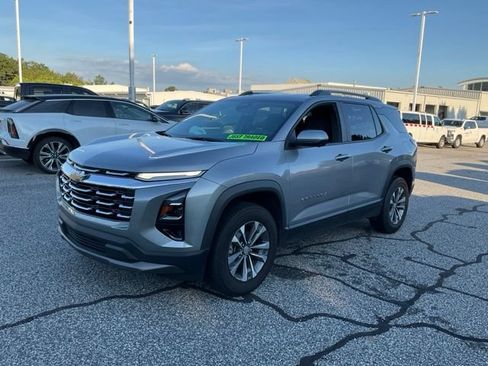 Used 2025 Chevrolet Equinox LT w/ Convenience Package II FWD image 3