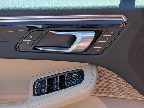 Certified 2025 Porsche Macan AWD/4WD image 23