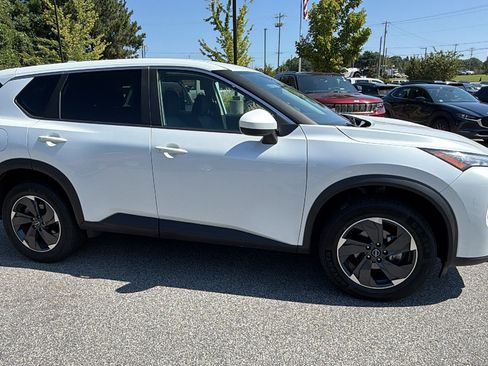 Used 2024 Nissan Rogue SV AWD/4WD image 7