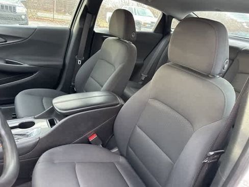 Used 2017 Chevrolet Malibu LT image 4