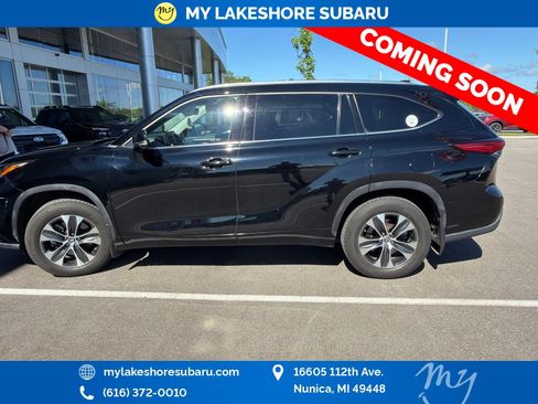 Used 2020 Toyota Highlander XLE AWD/4WD image 24