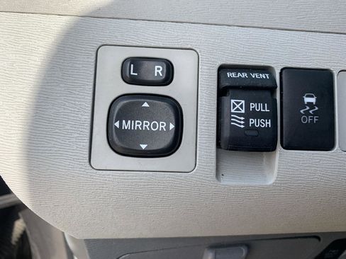 Used 2014 Toyota Sienna XLE FWD image 34