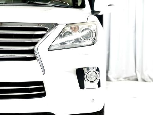 Used 2013 Lexus LX 570 4WD w/ Luxury Pkg image 3