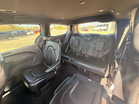 Used 2025 Chrysler Pacifica Select FWD image 11