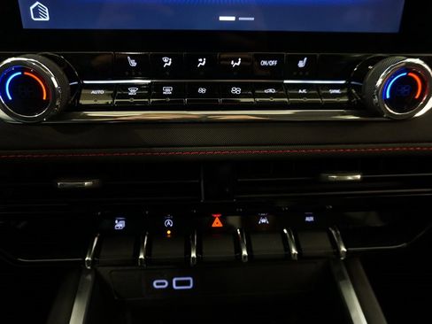 Used 2024 Chevrolet Colorado Z71 image 15