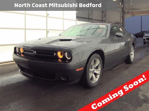 Used 2019 Dodge Challenger SXT image 1