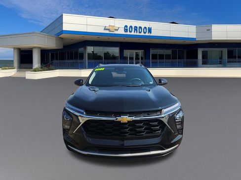 Used 2025 Chevrolet Trax LT FWD image 8