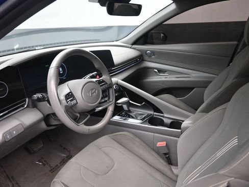 Used 2025 Hyundai Elantra SEL FWD image 18