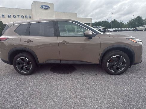 Used 2025 Nissan Rogue SV AWD/4WD image 3