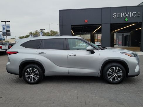 Used 2023 Toyota Highlander XLE FWD image 6