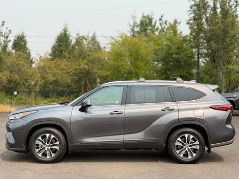 Used 2020 Toyota Highlander XLE AWD/4WD image 2