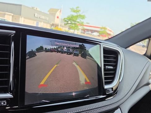 Used 2025 Chrysler Pacifica Limited FWD image 13