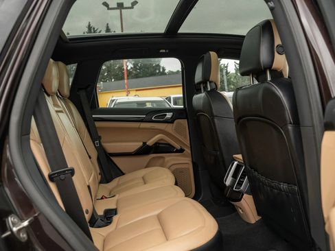 Used 2016 Porsche Cayenne AWD/4WD image 11