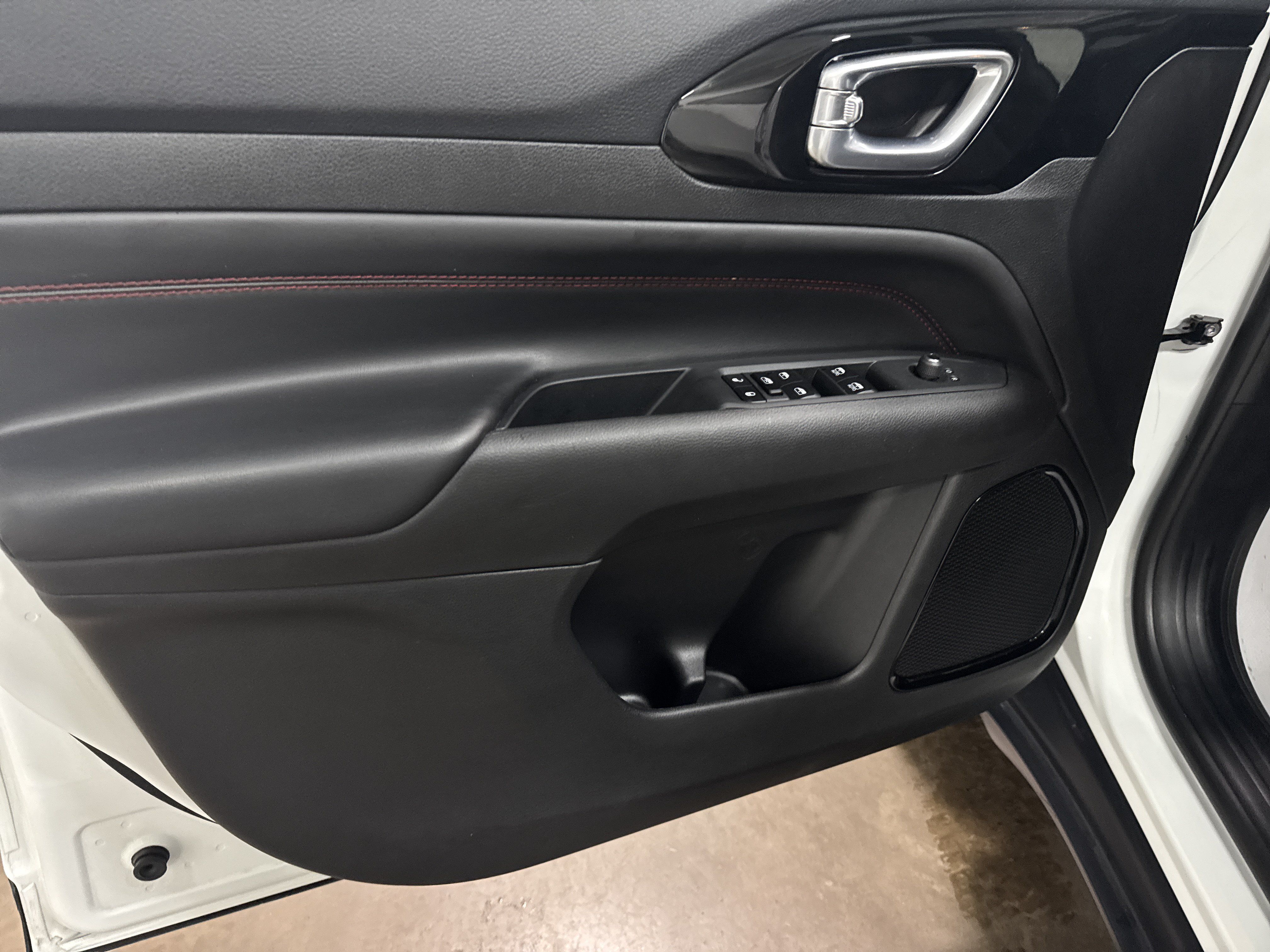 Used 2026 Jeep Compass Trailhawk AWD/4WD image 14