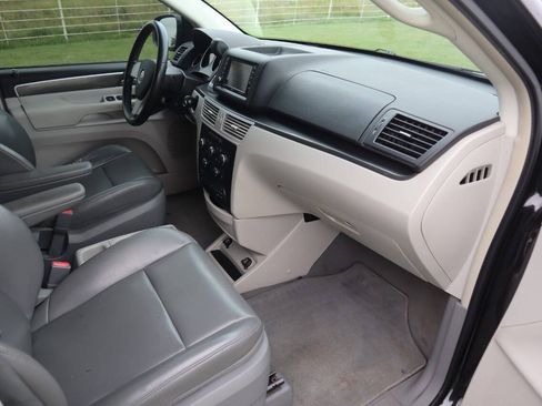 Used 2010 Volkswagen Routan SE FWD image 21