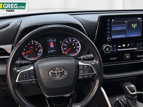 Used 2020 Toyota Highlander LE FWD image 14