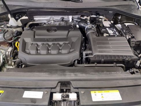 Certified 2024 Volkswagen Tiguan SE image 9