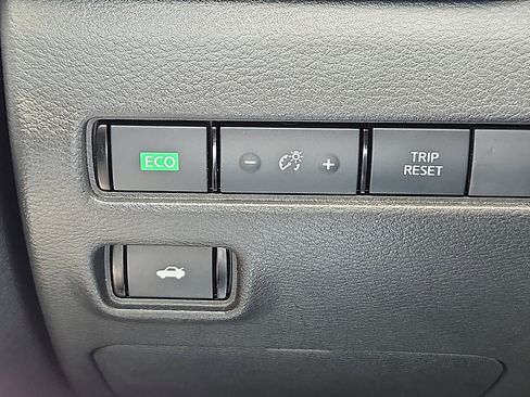 Used 2025 Nissan Sentra SV FWD image 25