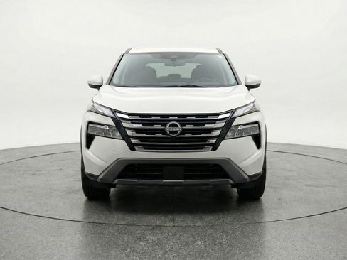 Used 2025 Nissan Rogue SV image 2