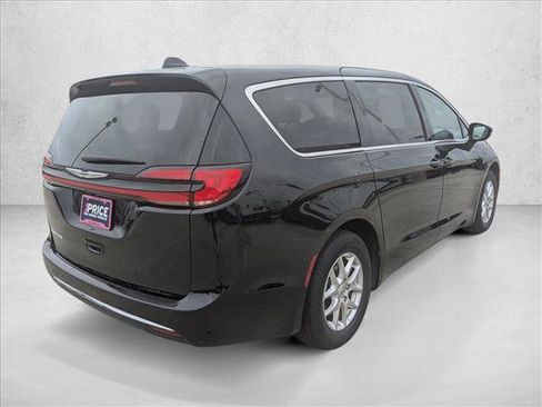 Used 2024 Chrysler Pacifica Touring-L FWD image 5