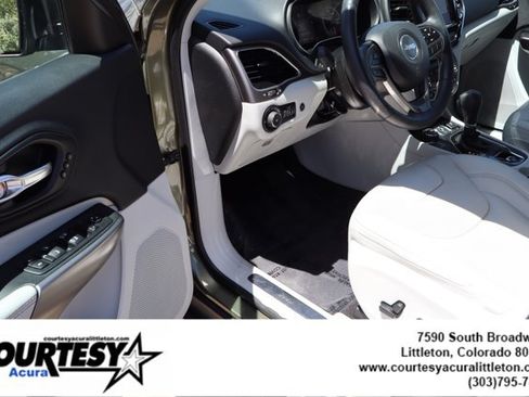 Used 2019 Jeep Cherokee Limited w/ Luxury Group AWD/4WD image 23