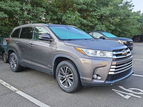 Used 2019 Toyota Highlander XLE AWD/4WD image 1