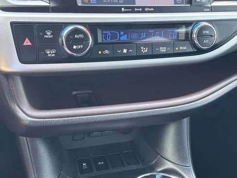 Used 2019 Toyota Highlander XLE FWD image 17