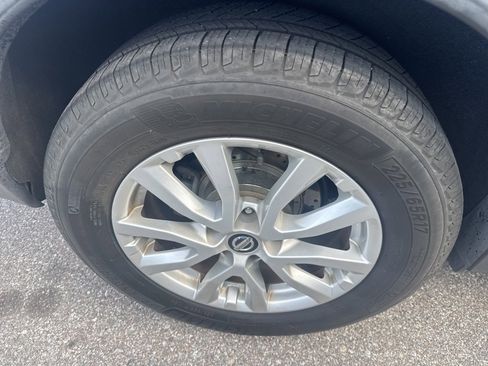 Used 2018 Nissan Rogue SV image 10